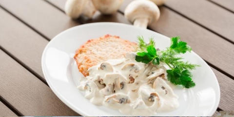 Pohovani šampinjoni sa lukom i pavlakom: kako kuvati u tiganju, u spori šporet, sos od pečuraka, sos